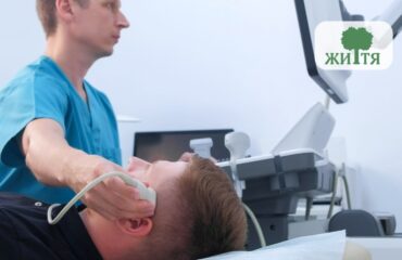 Neyrosonohrafiya ta NSH chy tse odne y te same i yak chytaty skorochennya v napravlenni Medical professional in blue scrubs performs an ultrasound on a patient lying down in a clinical setting.
