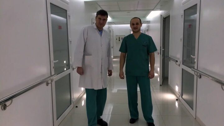 Врачи в коридоре клиники «Жизнь»