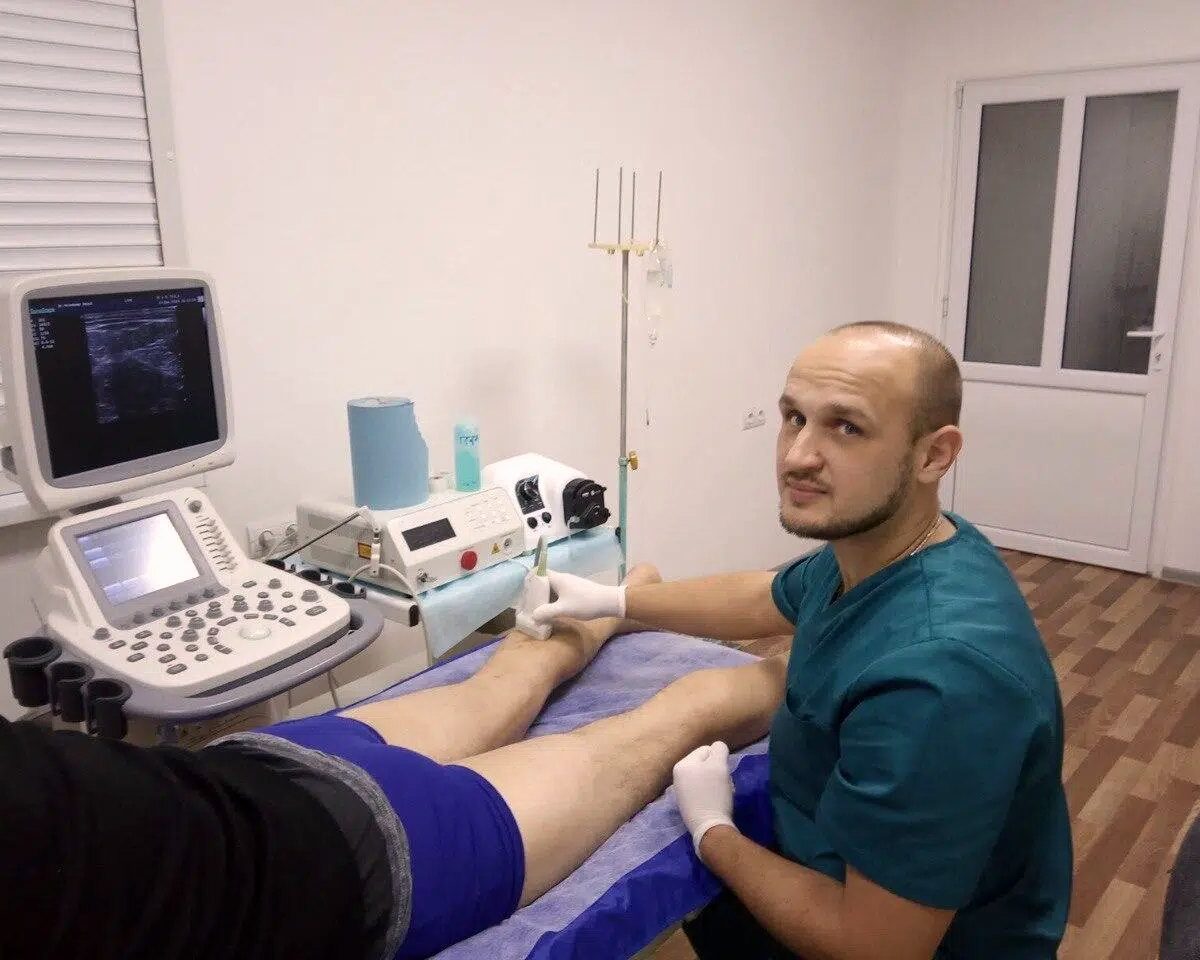 Лікар клініки «Життя» оглядає вени пацієнта на УЗД