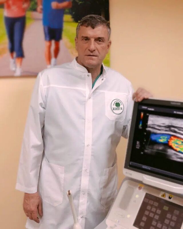 Головний лікар Орест Шимечко біля апарата УЗД