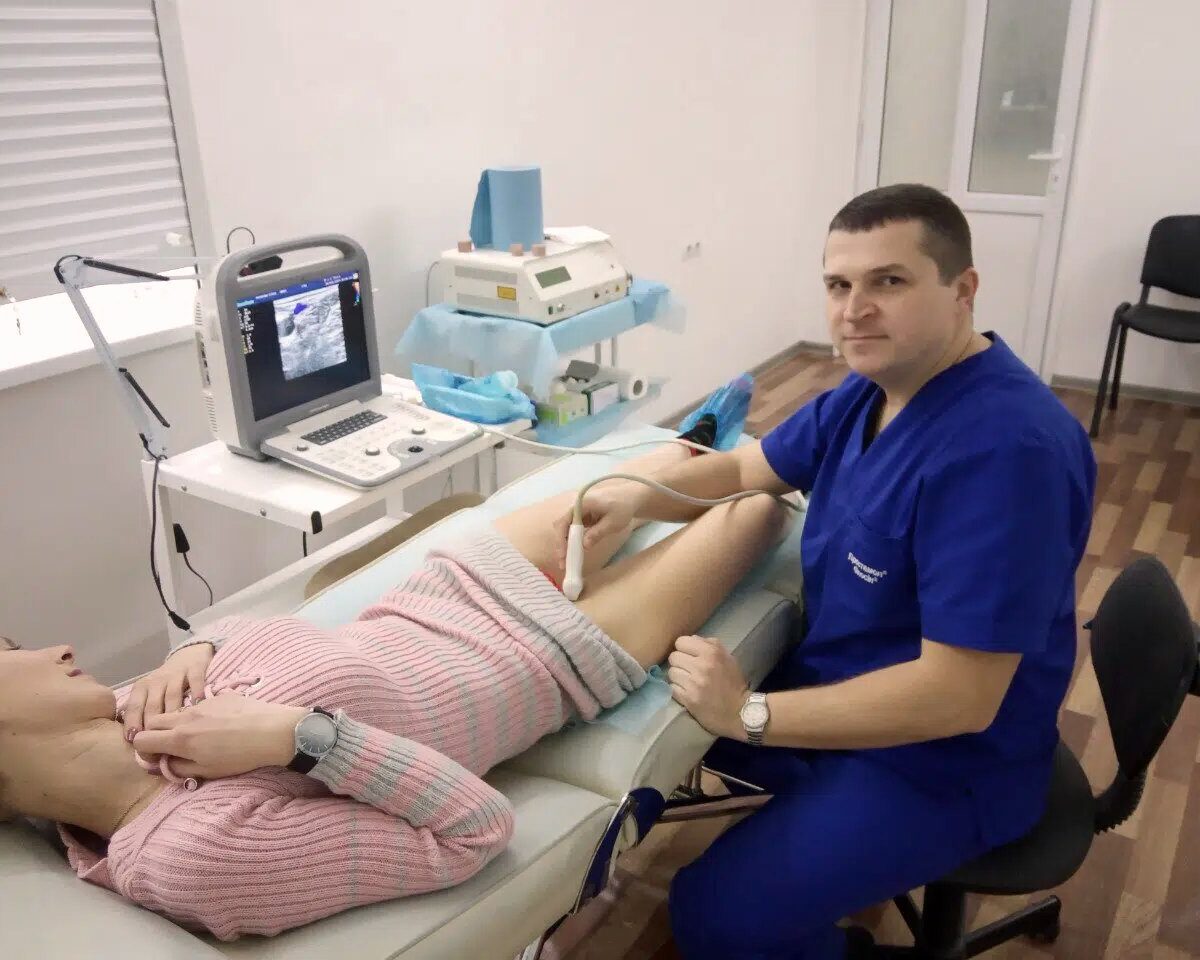 Лікар клініки «Життя» проводить УЗД вен